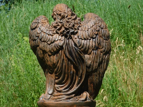 Engel auf Sockel – 95 cm – Stein in Oxid 
