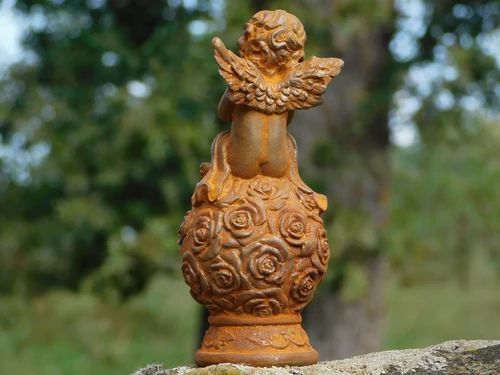 Engel op Bol van Rozen – Gietijzer – ca. 15,5 cm hoog