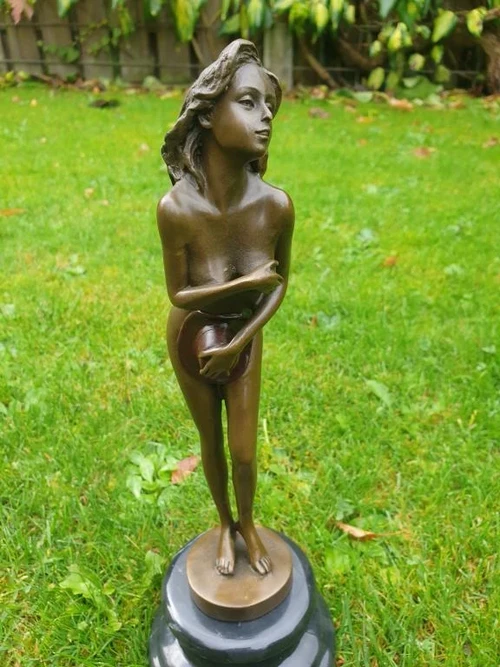 Bronze Statue of a Graceful Woman – Elegant Sculpture