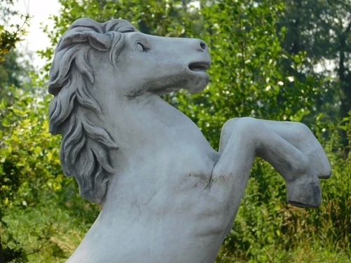 Steigendes Pferd auf Podest XL - 180 cm - Stein