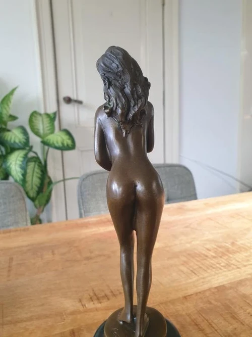Bronze Statue of a Graceful Woman – Elegant Sculpture