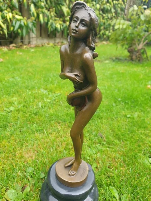 Bronze Statue of a Graceful Woman – Elegant Sculpture
