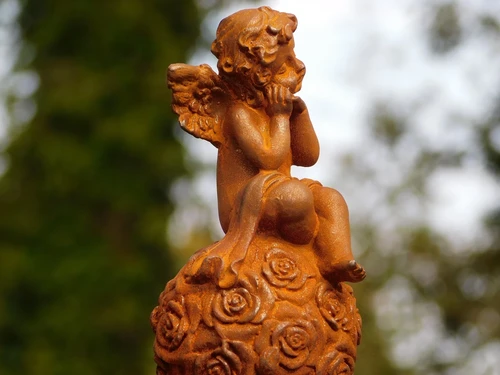 Engel op Bol van Rozen – Gietijzer – ca. 15,5 cm hoog