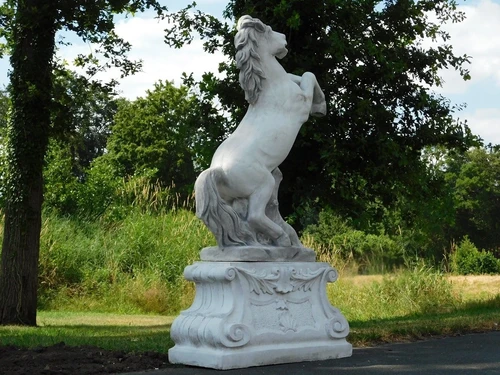 Steigendes Pferd auf Podest XL - 180 cm - Stein
