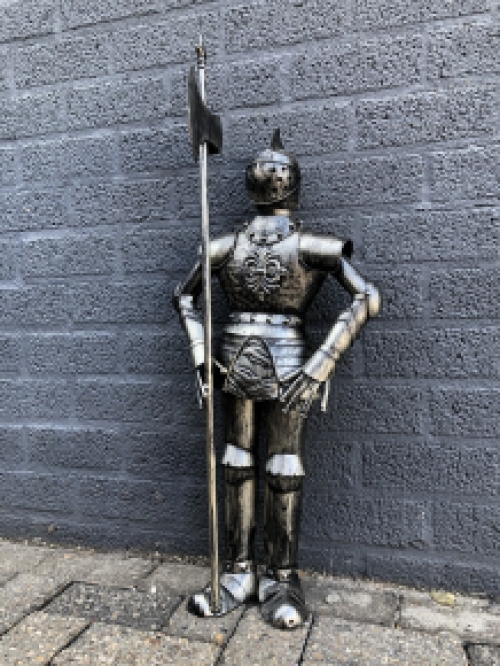 Beautiful knight, all metal-aluminum look, very beautiful.