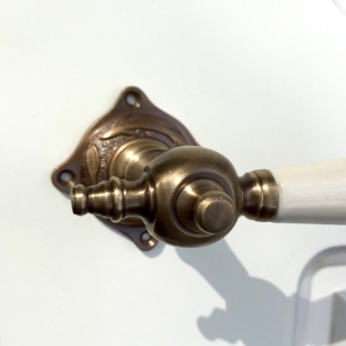 Messing-keramische deurknoppen garneerset met rozetten, Art Nouveau motief 3 lelies BB72 binnendeur