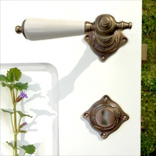 Messing-keramische deurknoppen garneerset met rozetten, Art Nouveau motief 3 lelies BB72 binnendeur