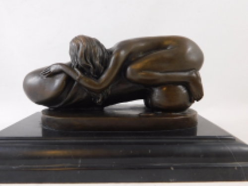 Ein sehr detailliertes Bild einer Frau, die auf einem Penis liegt, erotisches Bild