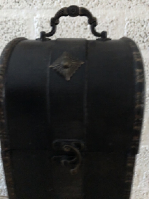 Wooden box for a bottle of wine, upright, wood with beautiful decorations and lock