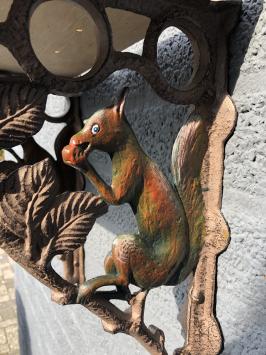 Beautiful set of shelf bearer pendants squirrel motif, cast iron-color