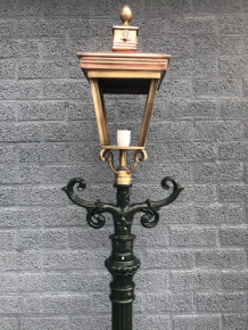 Außenleuchte, Laterne mit Keramikfassung und Glas, Mast aus Aluminiumguss, grün oder schwarz, mit quadratischem Kupferschirm, Höhe 240 cm.