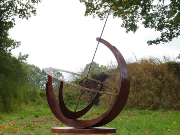 Handgefertigte Sonnenuhr aus Metall auf Steinsockel – 140 cm hoch – Rostige Stahloberfläche